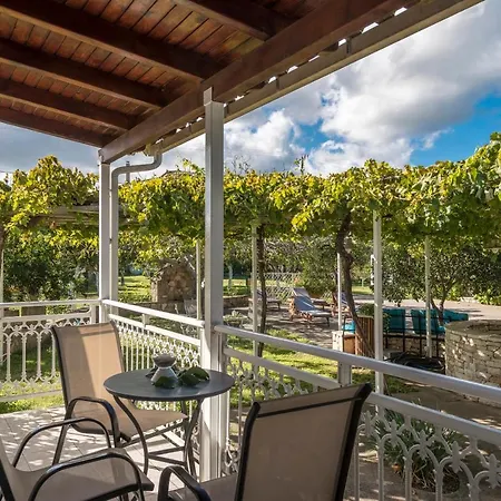 Akroyali Seafront Retreat-sweet Family Escape Apartment *